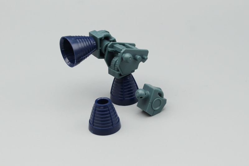 後部のバーニア。3つのバーニアは根元と付け根に可動軸が設けられている