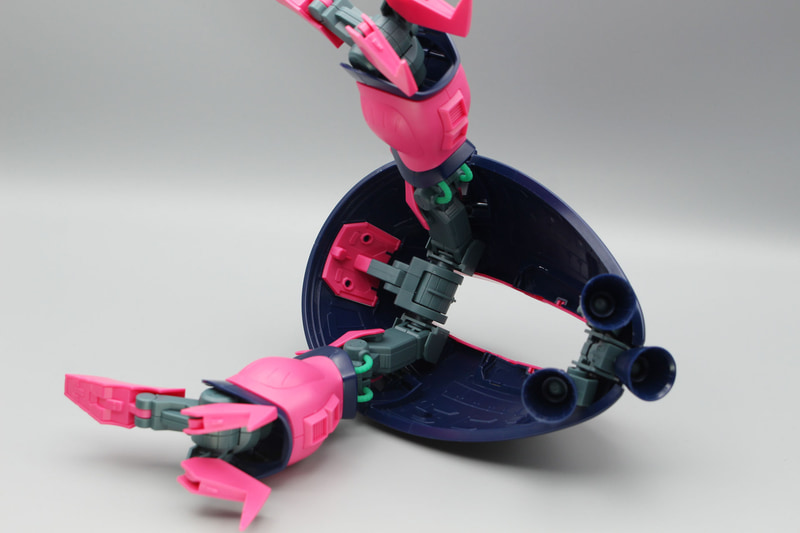 スカートの内側前方に股関節のパーツを取り付ける