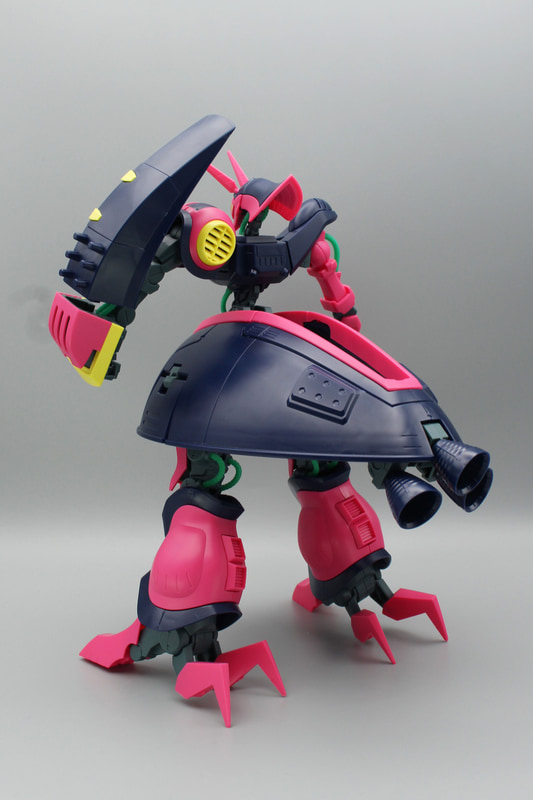 本体背面。スカートの存在感が際立っている