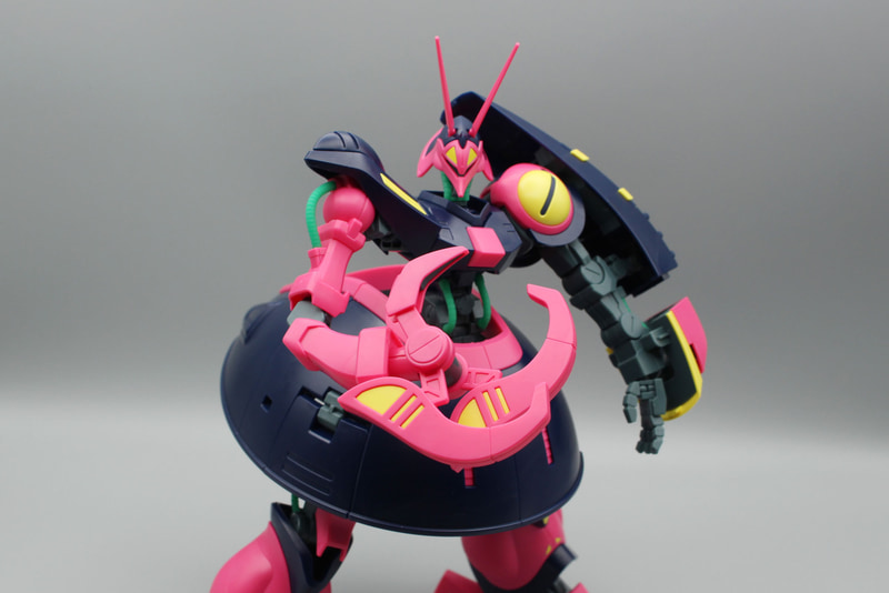 右腕のクローは4本が独立して可動する