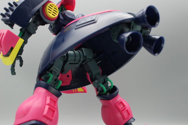 スカート内部。上半身が収まるため、がらんどうだ