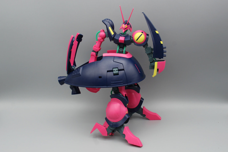 スカート後部上面のハッチを開いて、右腕を収納する。左手は取り外しておく