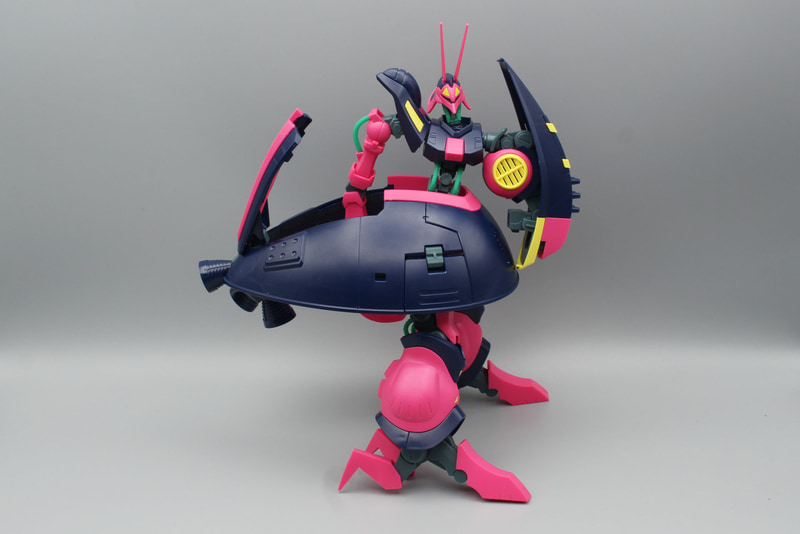 左肩を脇の下に下ろし、関節を折りたたんで変形させる