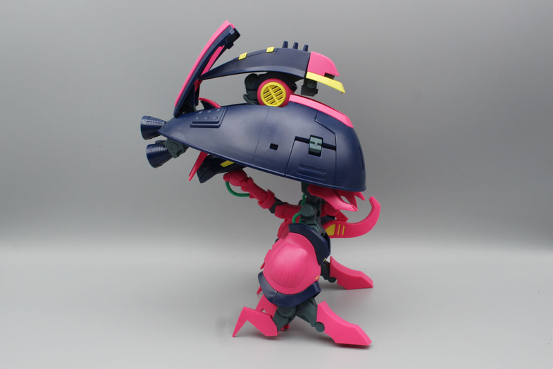 右腕を股間に通すようにして上半身を収納する。アンテナはスカートに接触するので角度を動かして対応する