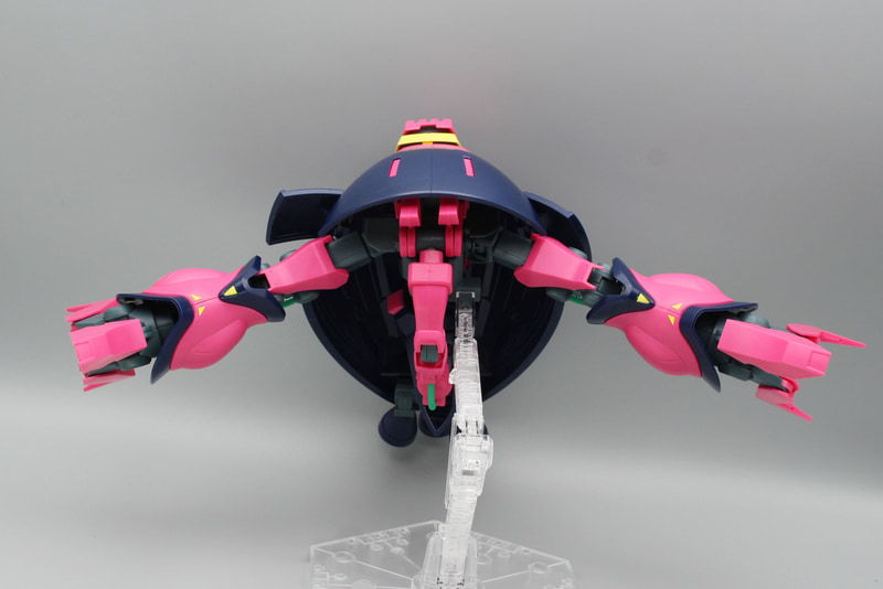 右腕のクローを股関節の前側に収納する。タイトなのでクローの角度や位置の調整が必要だ