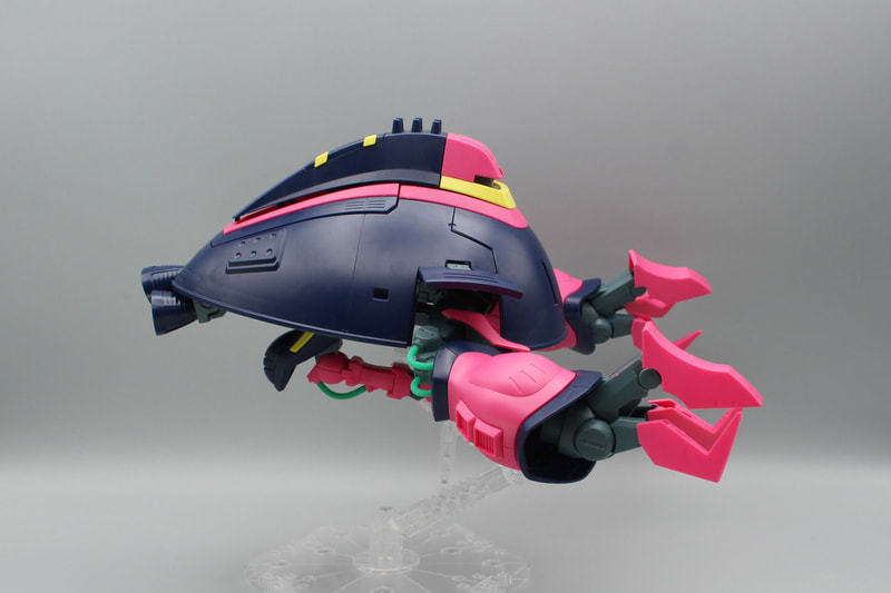 スカート左右のパネルを開いて、脚部を横に広げ、クロー状態にしてMA形態の完成