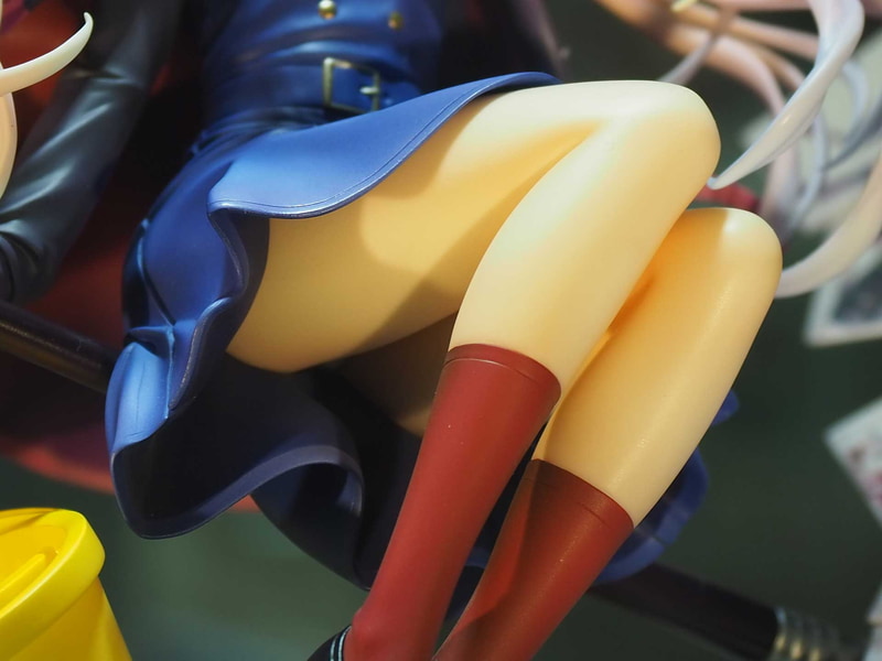 下から眺めてみると、ギリギリ見えそうで見えない!?