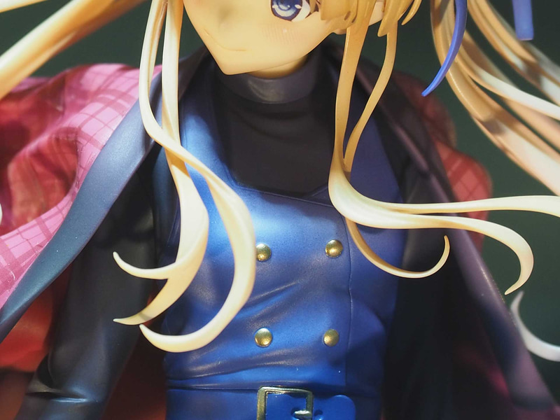 胸元自体はすっきりだが、細かな服のシワは造形されている