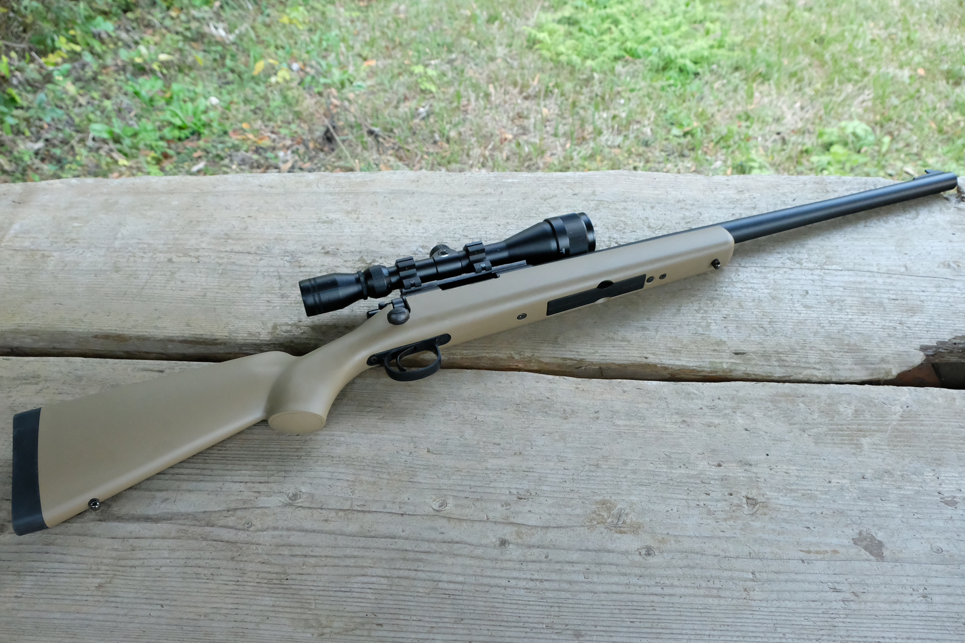 エアコッキングボルトアクションライフル「VSR-10 プロスナイパーバージョン　デザートカラー」。価格は19,800円（税別）。2009年に発売された限定カラーとなる