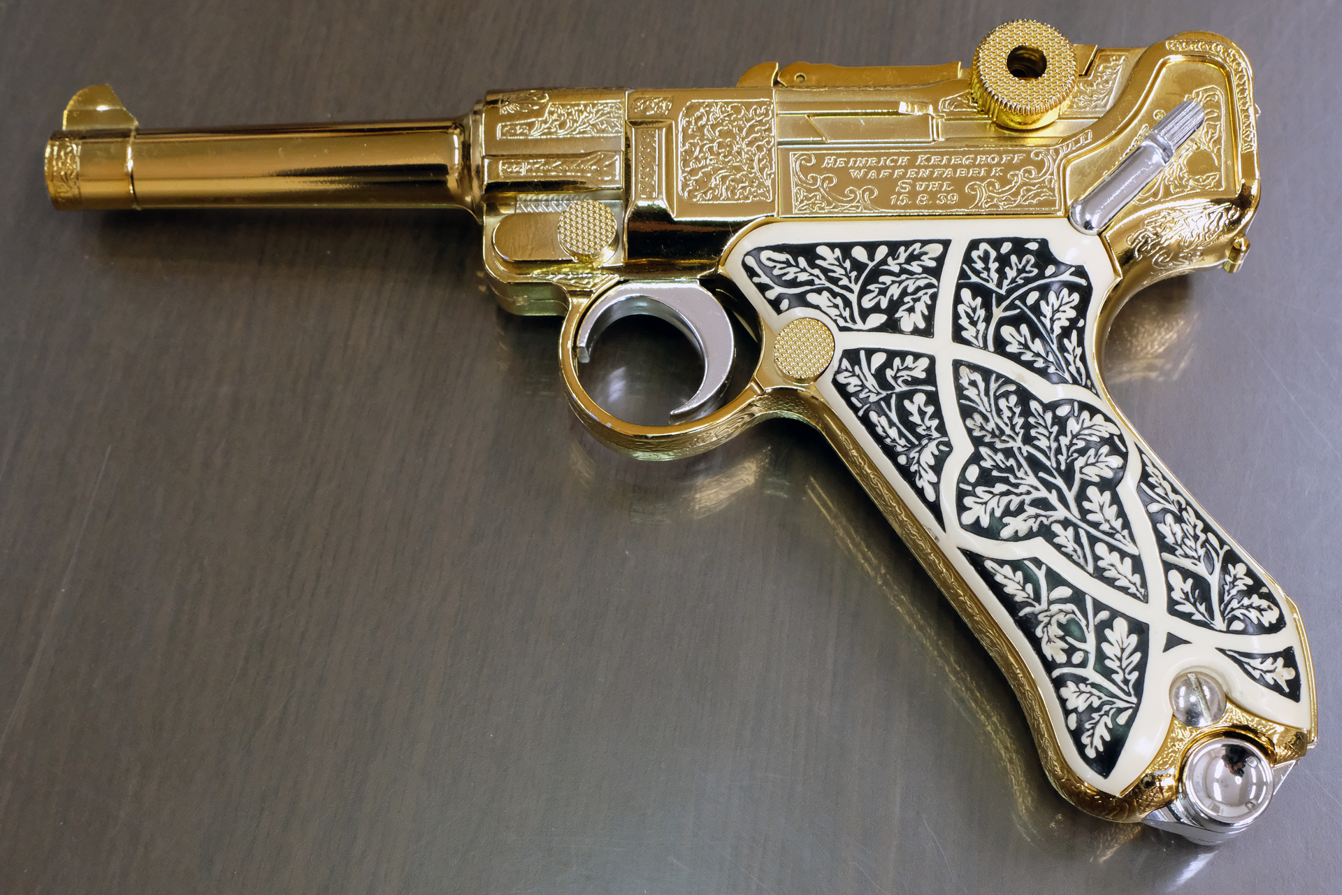 「バイオハザード」シリーズとのコラボレーションアイテムで、2001年12月発売の「アシュフォード・ゴールドルガー」。東京マルイの最初のエアコッキングハンドガン「ルガーP08」と同じ金型を改修して製作された