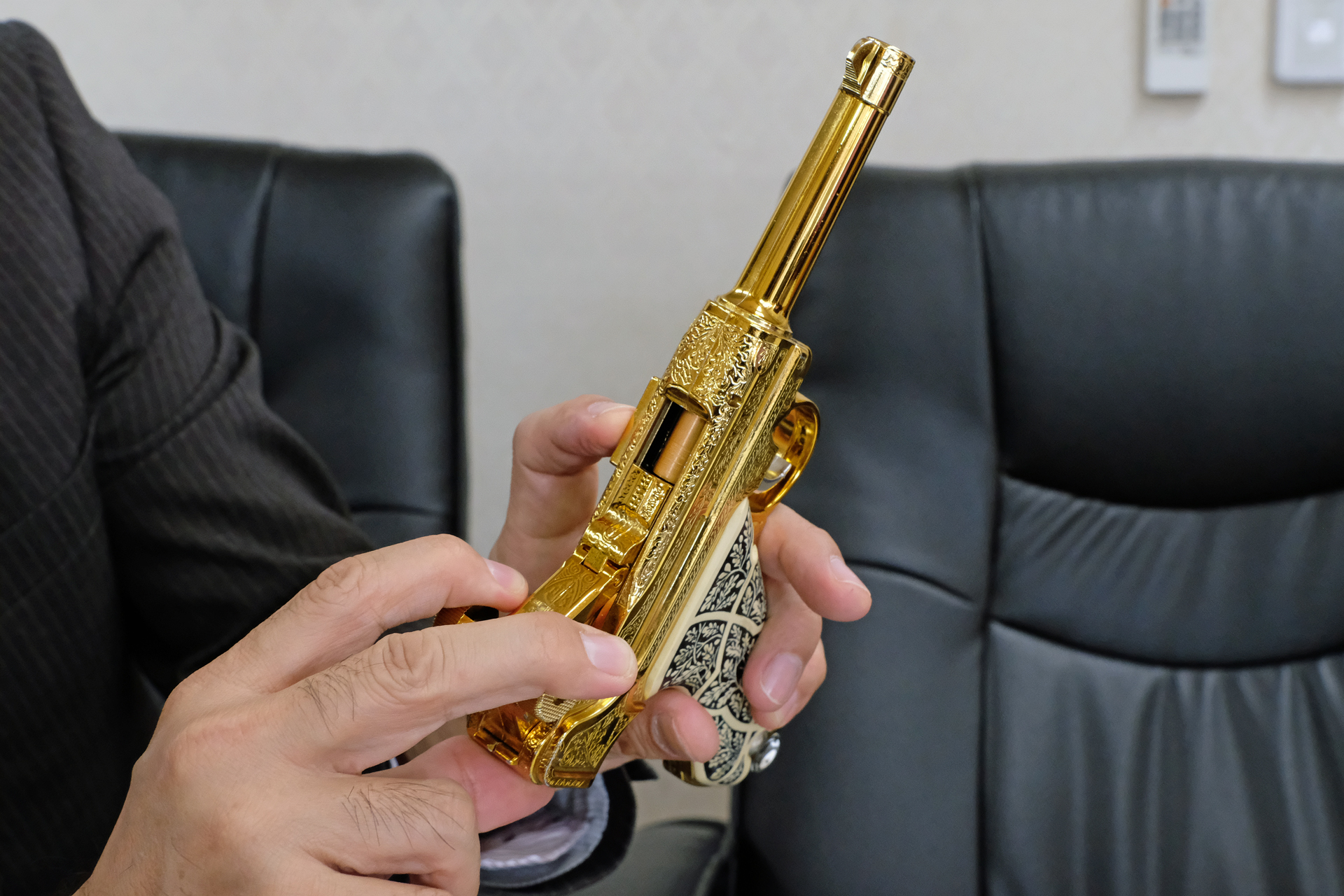 「トグルアクション」と呼ばれるルガー独特のコッキング方式を再現。テコの原理で比較的軽くコッキングできた。複雑な仕組みにも関わらず、メカトラブルが無かったのも、不具合が当たり前の当時のエアソフトガンとしては画期的だった。チャンバー部に真鍮の板で弾丸が入ってるように見せるコダワリも