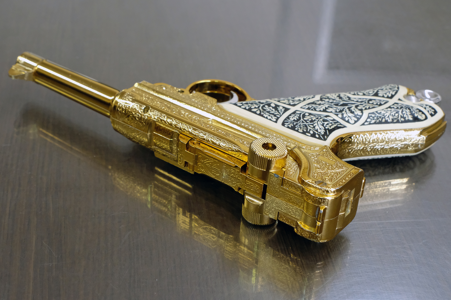 美麗なメッキと彫刻。銀メッキの上にイエローを拭いて金メッキを表現している。フレームが左右張り合わせ式（いわゆるモナカ）なので、微妙に変わる色味を合わせて組み立てるのが大変だったとのこと