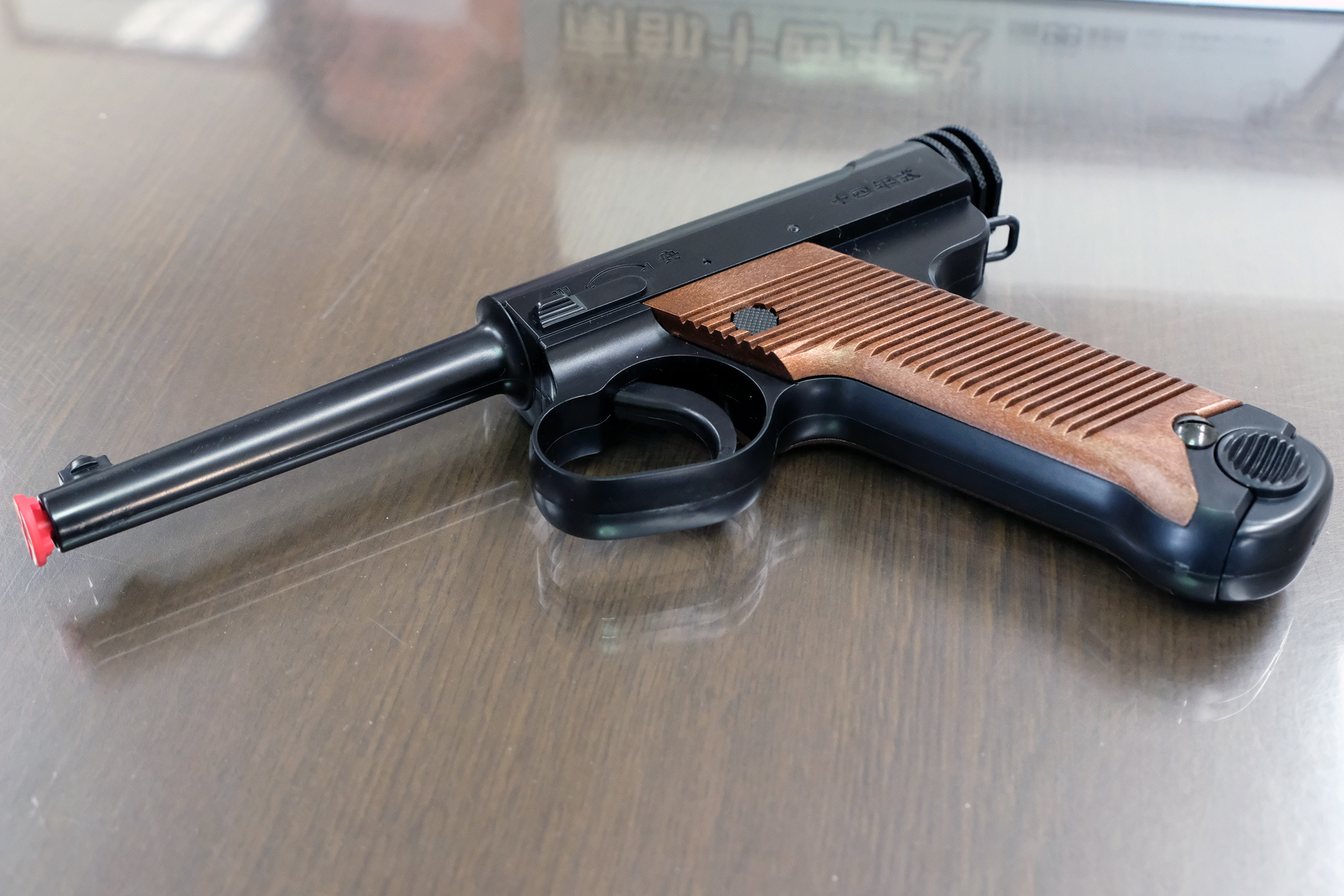 現在は絶販のエアコッキング「南部14年式」も見せて貰った。オールドファンには懐かしい旧版パッケージ。リメイクされないまま生産終了となったがその希少さで、現在ネットオークションではスタンダード電動ガンが買えるぐらいに高騰しているという