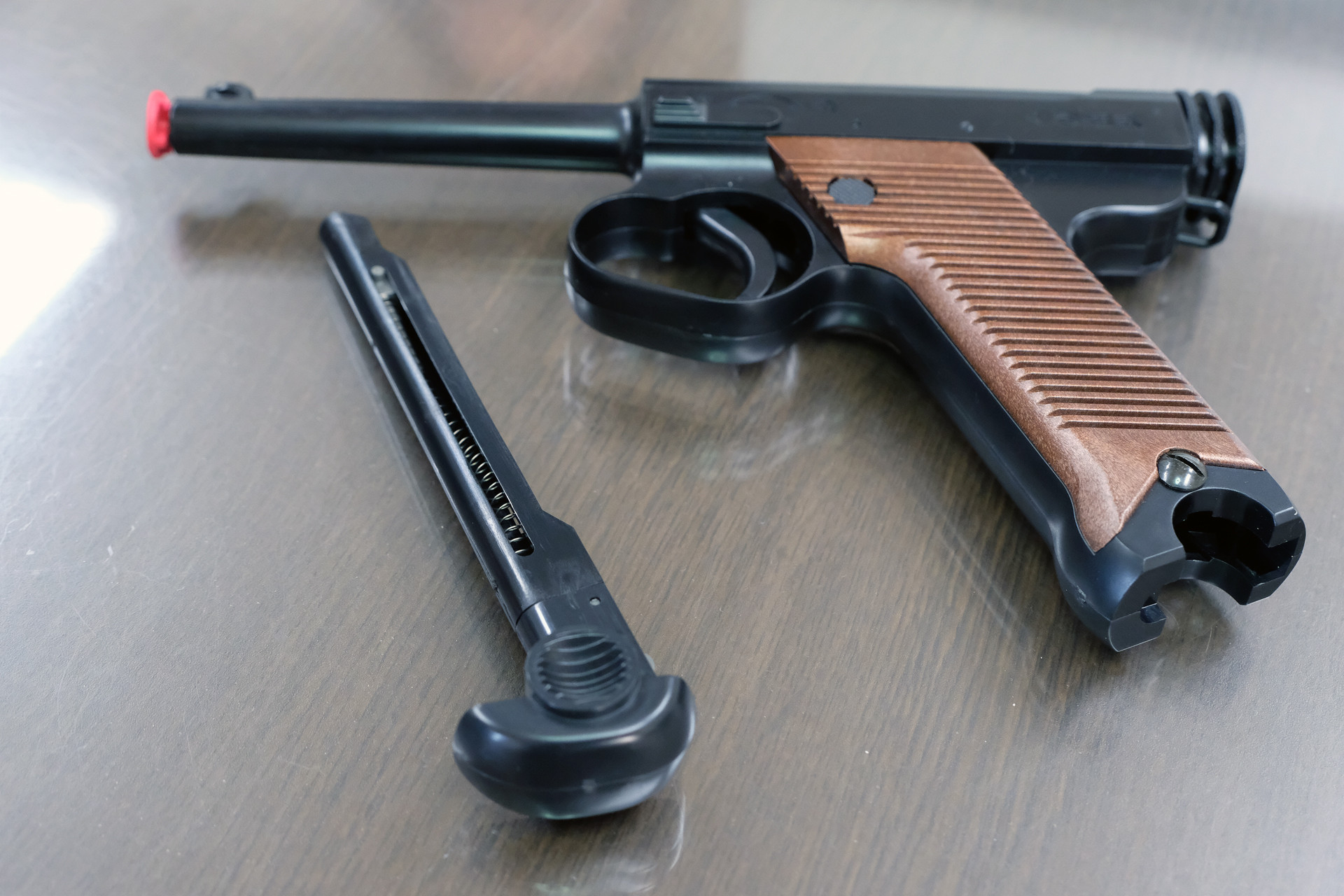 現在は絶販のエアコッキング「南部14年式」も見せて貰った。オールドファンには懐かしい旧版パッケージ。リメイクされないまま生産終了となったがその希少さで、現在ネットオークションではスタンダード電動ガンが買えるぐらいに高騰しているという