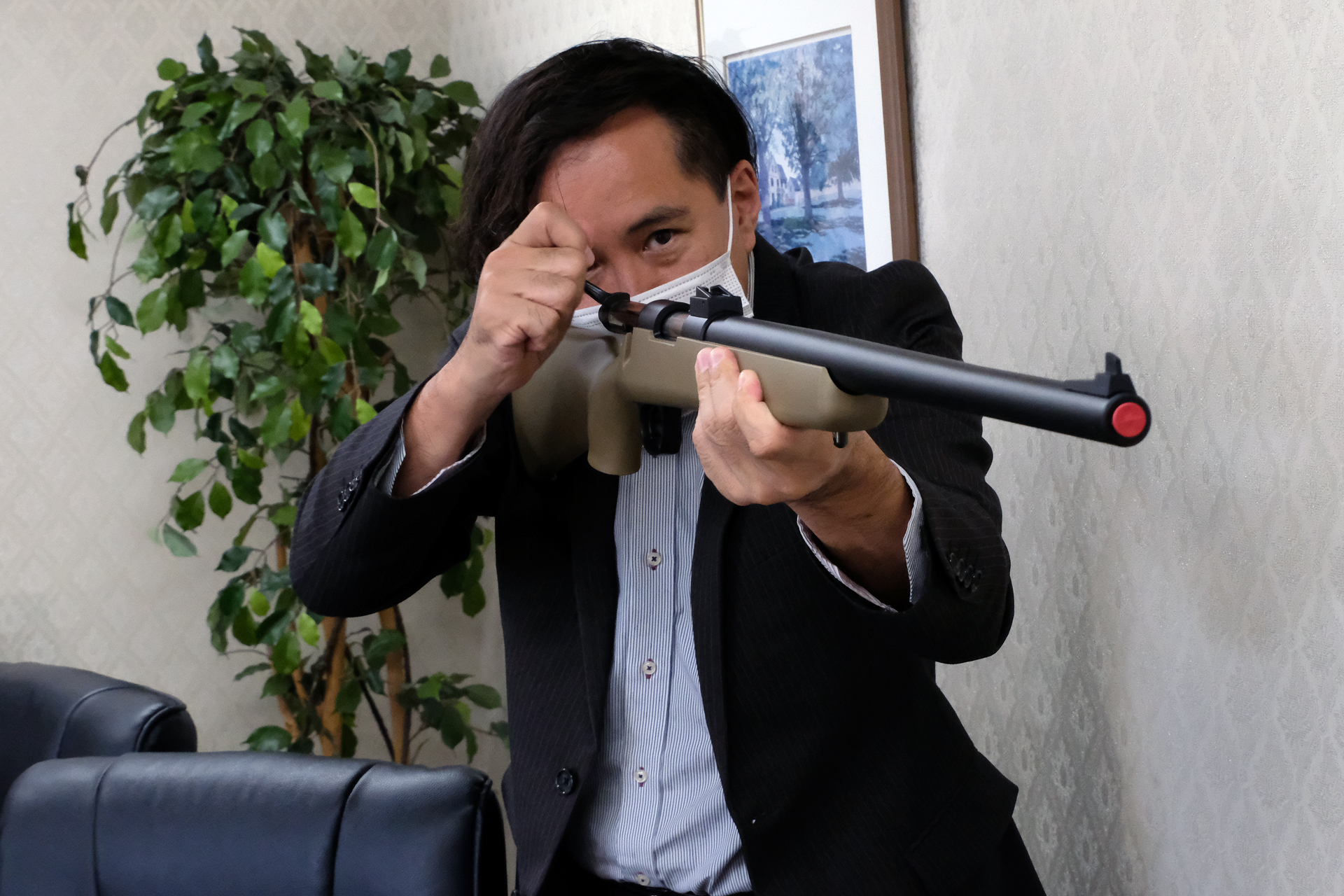 横に突き出たボルトを前後させるのが「ボルトアクション。ホンモノの世界では、19世紀に生まれた機構だが、その精密性と信頼性で現在も狩猟や狙撃で使われている