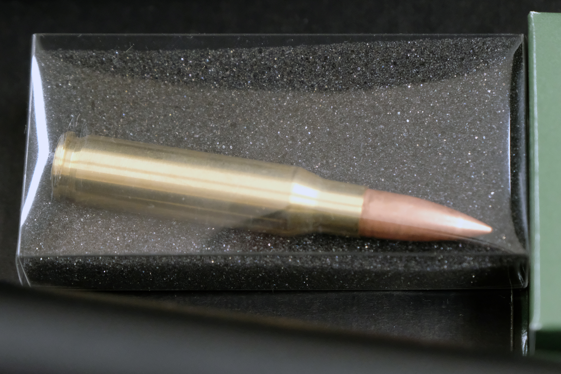 デザートカラーにオマケで付いてくる7.62mm弾のダミーカート。新規で制作されているコダワリの逸品