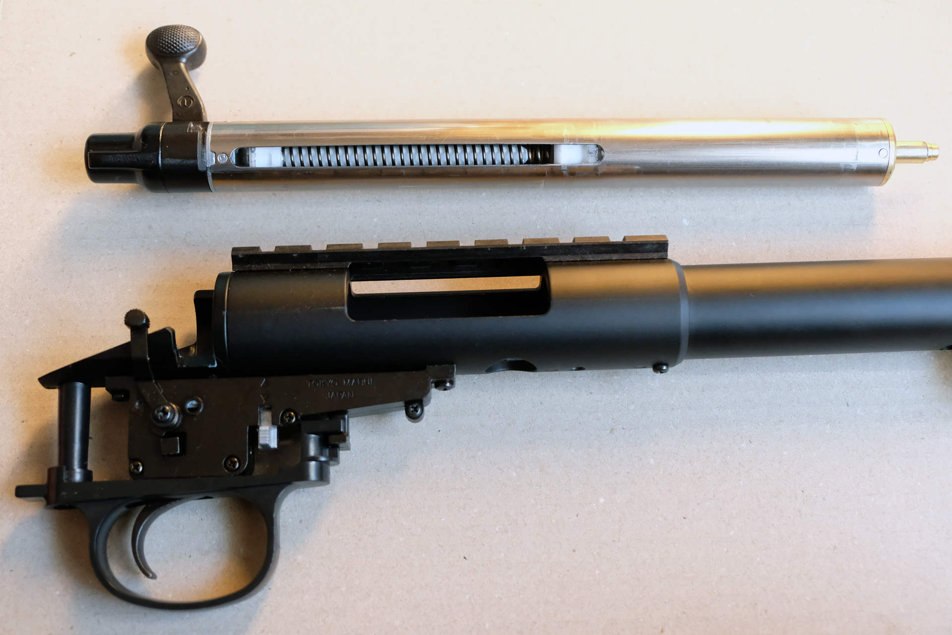 取扱説明書に沿ってボルトを外した状態。この状態で引き金を引く重さ（トリガープル）、引く長さ（トリガーストローク）が調整できる。初心者は無論、上級者が極める楽しさもある