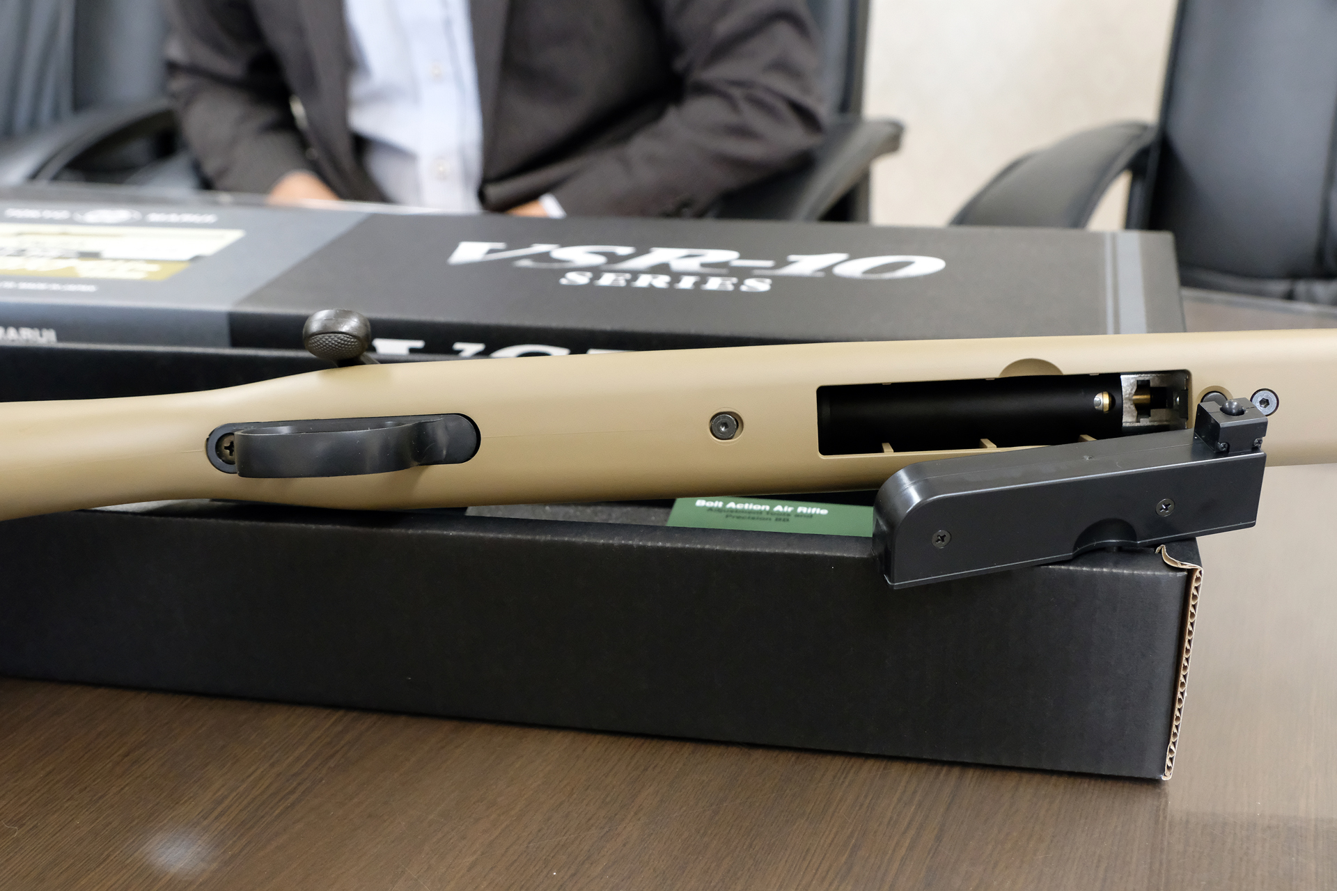 黒いパーツがマガジン。当初はこの位置にマガジンを配置しなければエアコッキングによるボルトアクションを再現できなかったという