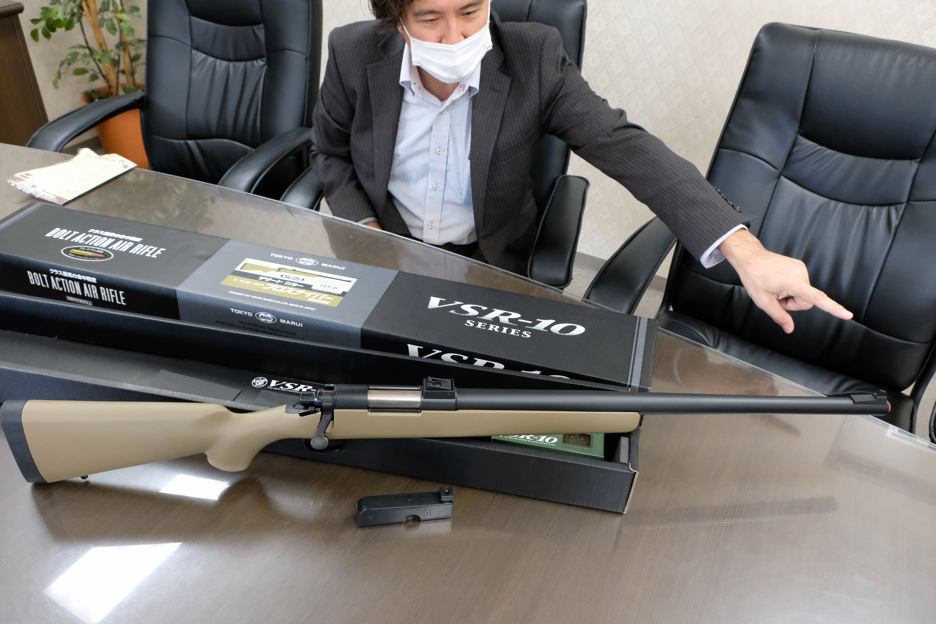 黒いパーツがマガジン。当初はこの位置にマガジンを配置しなければエアコッキングによるボルトアクションを再現できなかったという