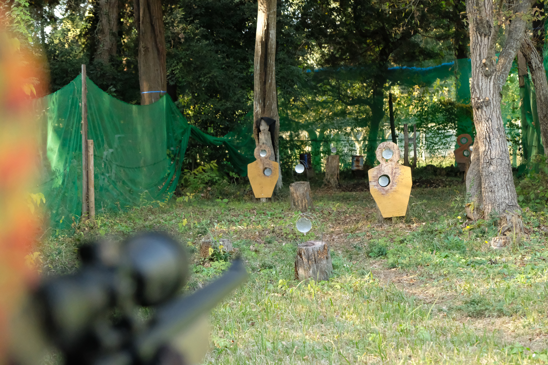 セイフティゾーン側の約25mのシューティングレンジ。茶色い人型の的は手前（真ん中）がおよそ10m、左が15m、右奥が25mとなっている