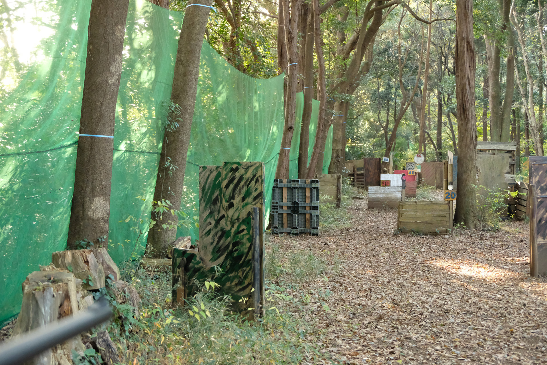 フィールド内のシューティングレンジ。20m～60mまで、10m刻みで距離が記されている