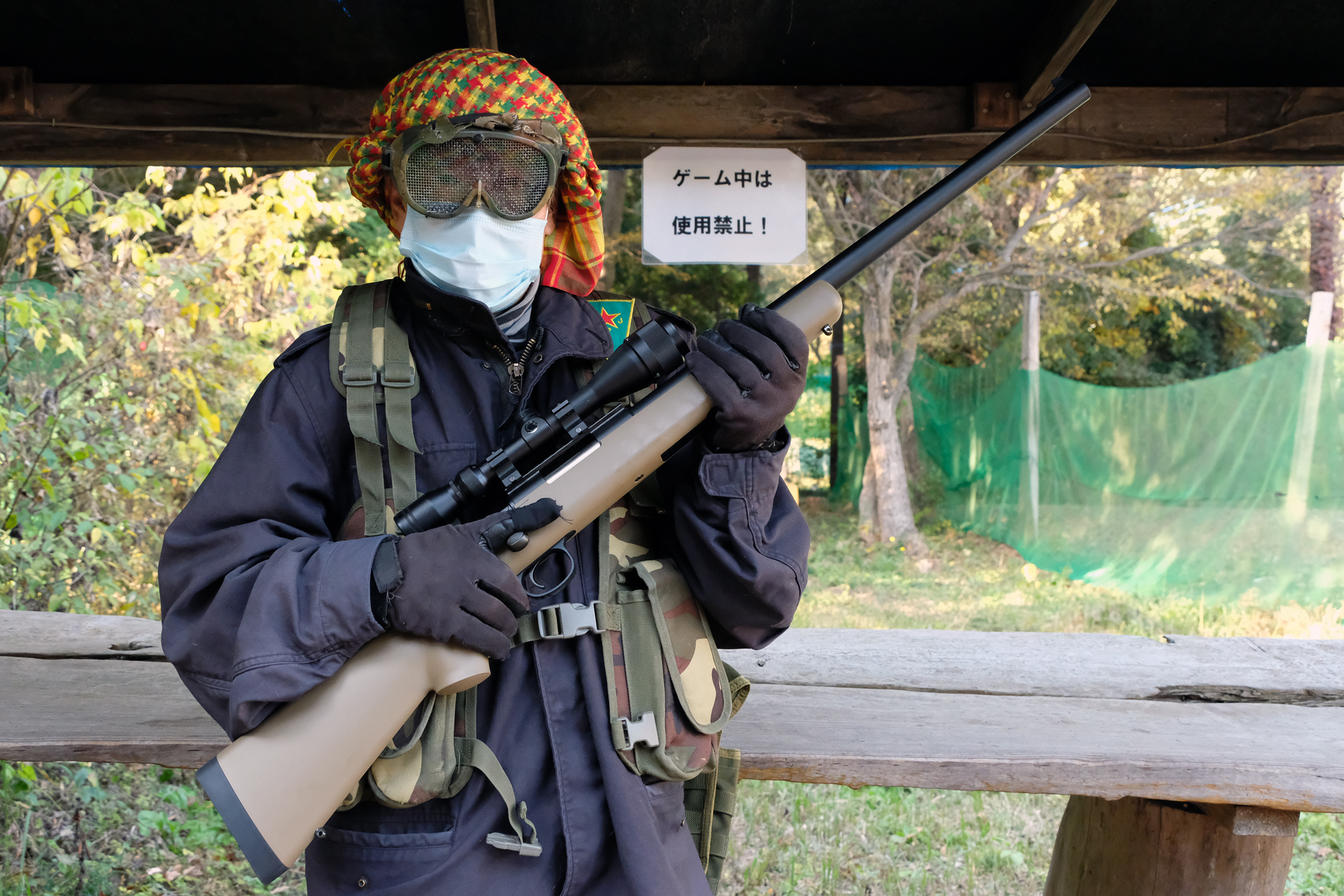 今回射撃を行なった、筆者のカミさん。サバイバルゲームも参加せず、普段はエアソフトガンは発射はおろか触る事も無い初心者