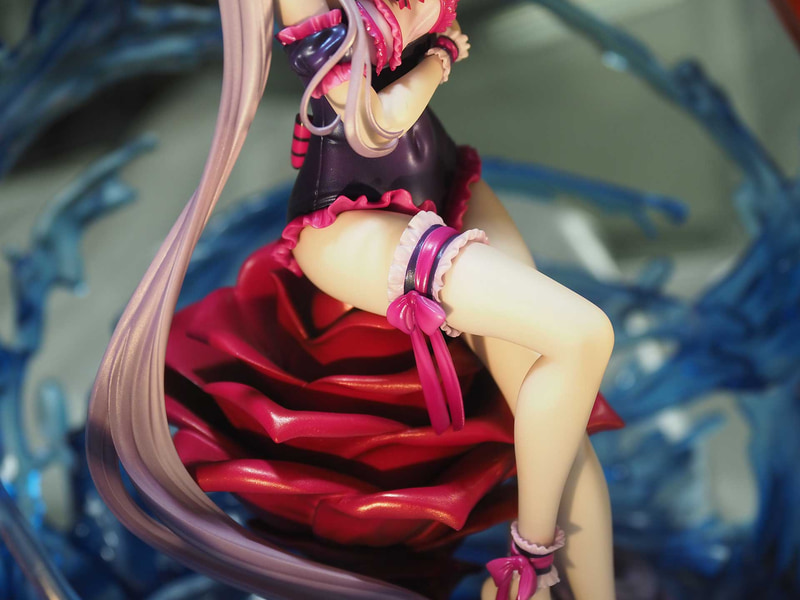 なんともなまめかしいすらりとした白い脚