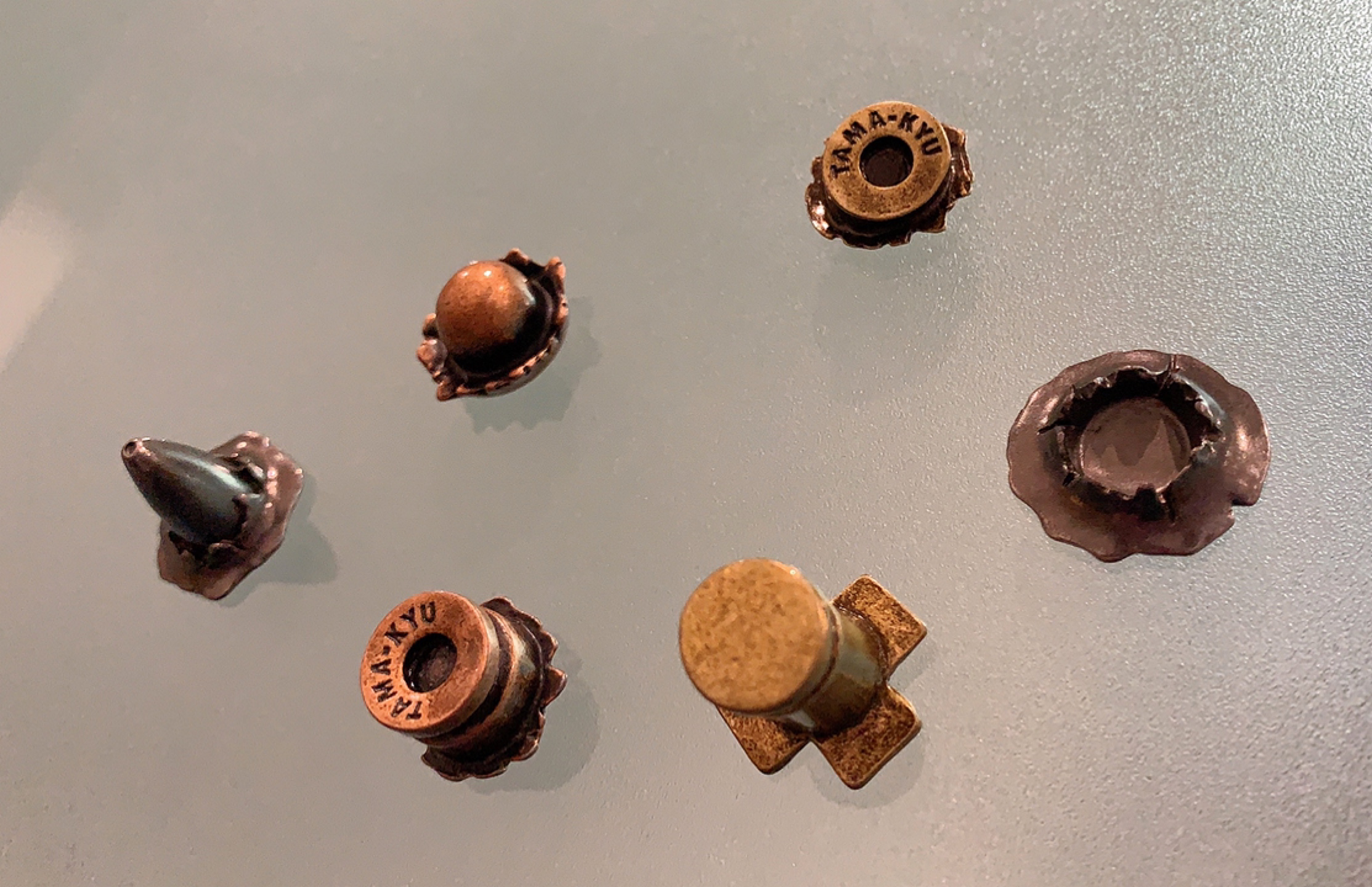 様々な弾丸が止まっている。「こいつがなかったら、死んでたな……」というセリフと共にこれを取りだそう