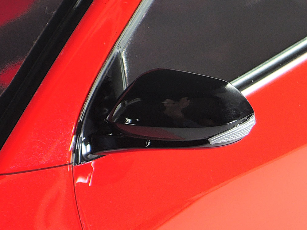 下部にウインカーをビルトインしたドアミラーは別パーツ