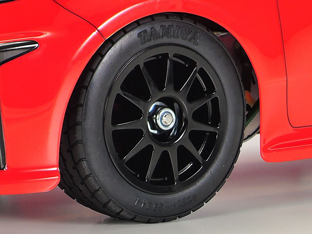 ブラックカラーの11本スポークホイールには、インナースポンジを内蔵した中空ゴムタイヤを装着