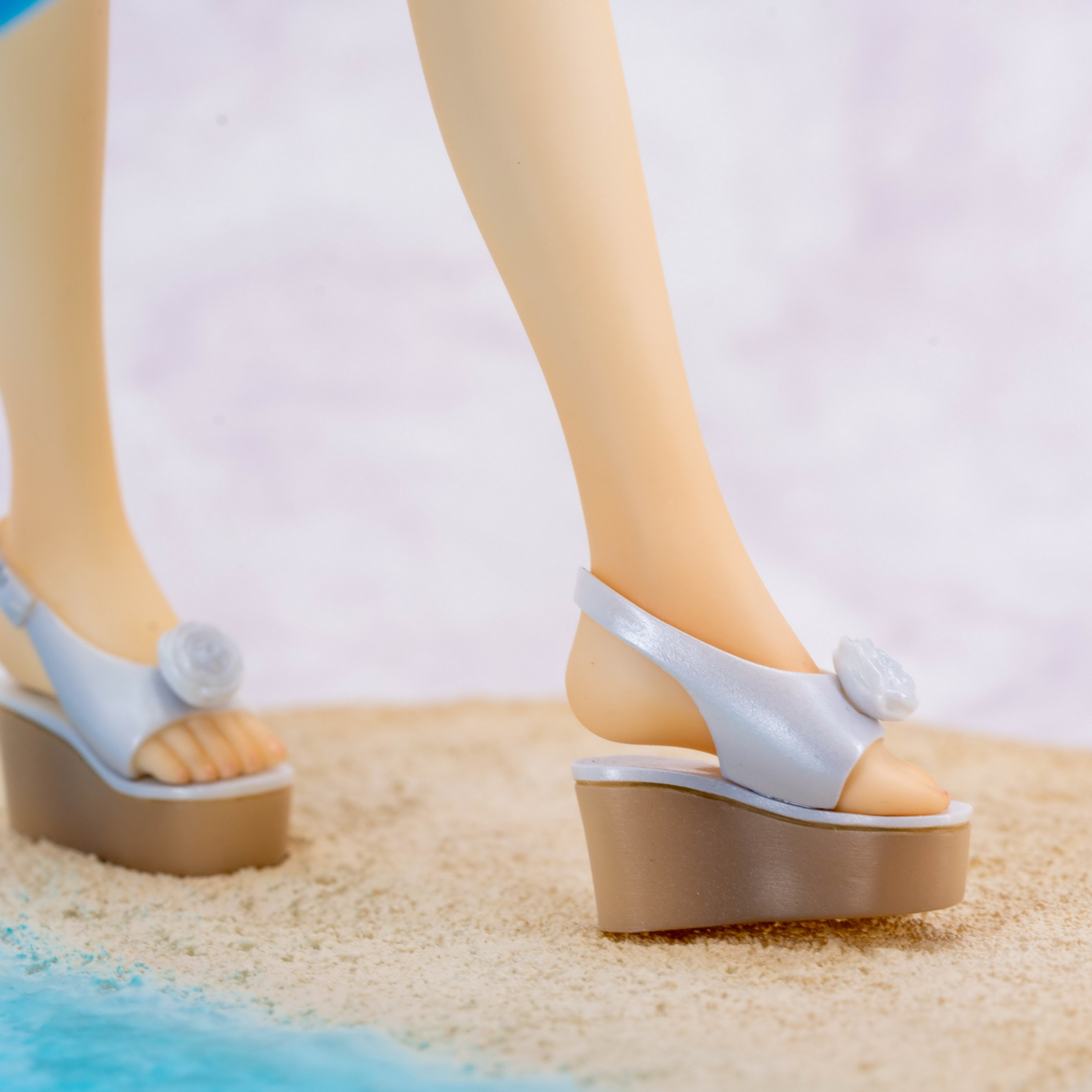 かかとが浮いた造形で動きを感じさせる