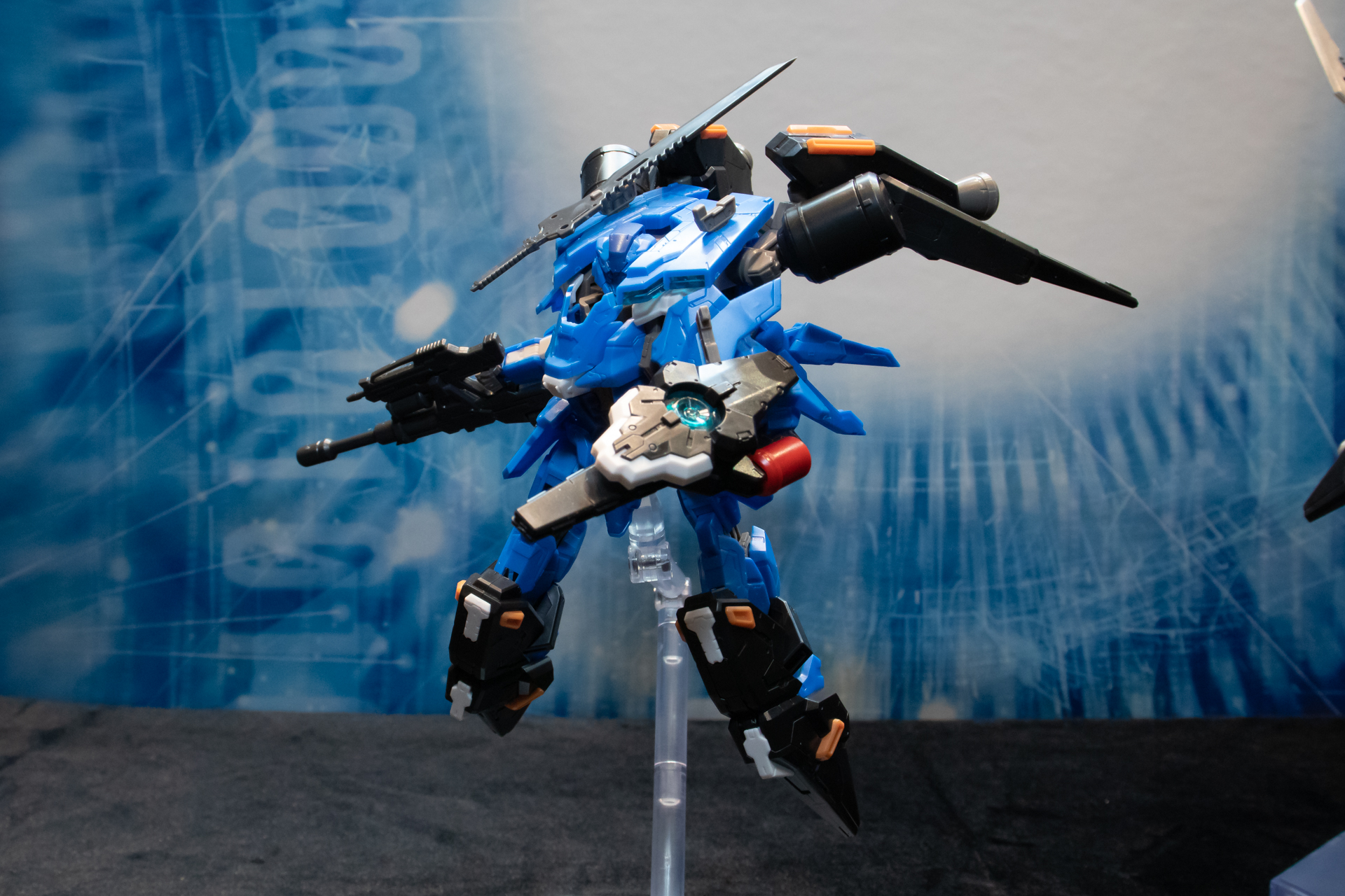 機体カラーは「A.I.S」単体としては未発売のブルーが展示された