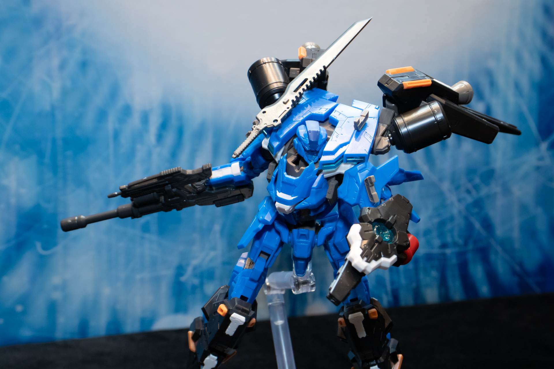 バックパックにはブースターと増槽を追加