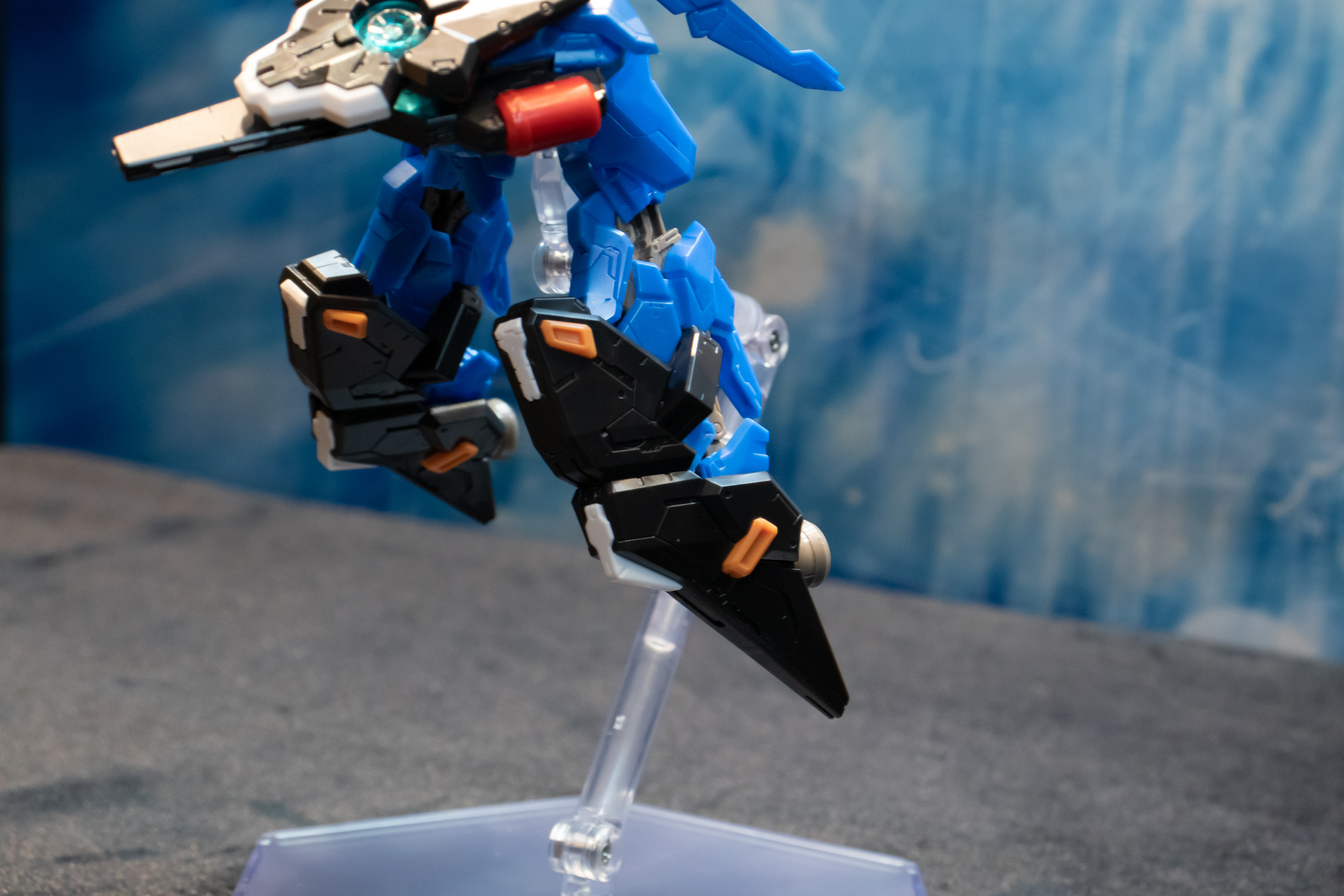 脚部にはブースターを追加。つま先まで覆うデザインなので自立は難しそうだ