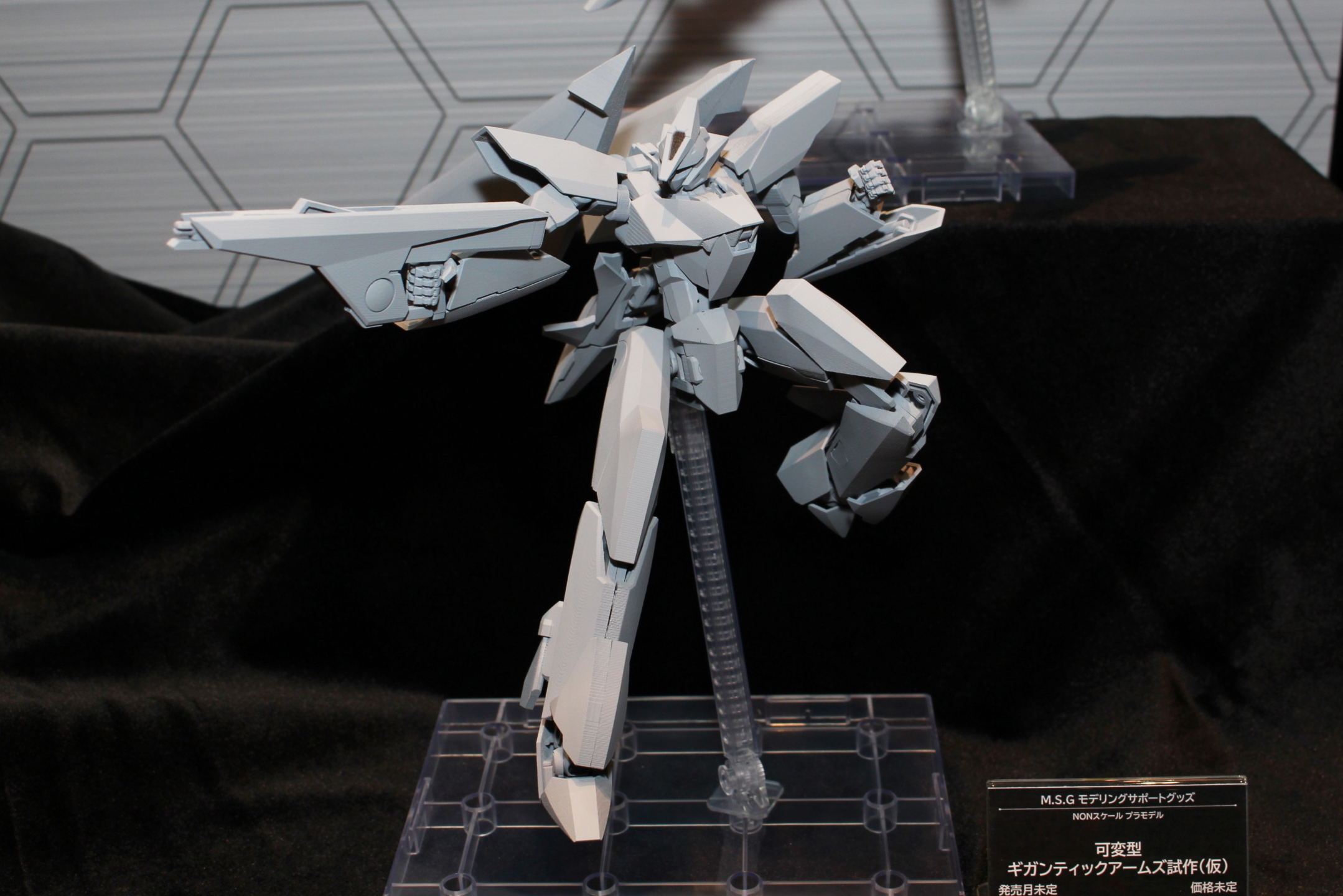 ロボットの形態。外連味たっぷりなポーズは、可動も楽しめそうな予感がする