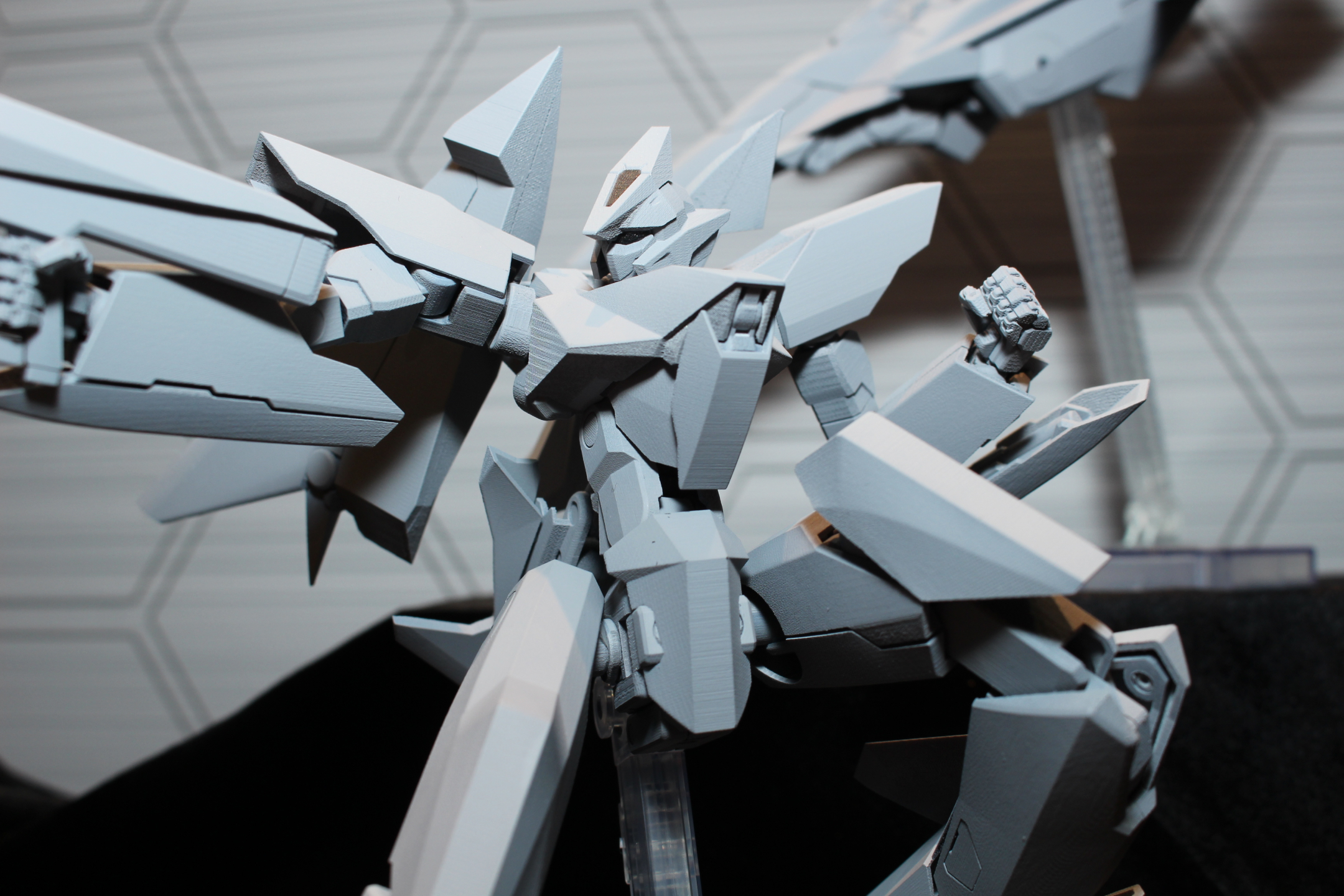 精悍な顔つきが確認できる。変形後は頭頂部が戦闘機上面に来るようだ