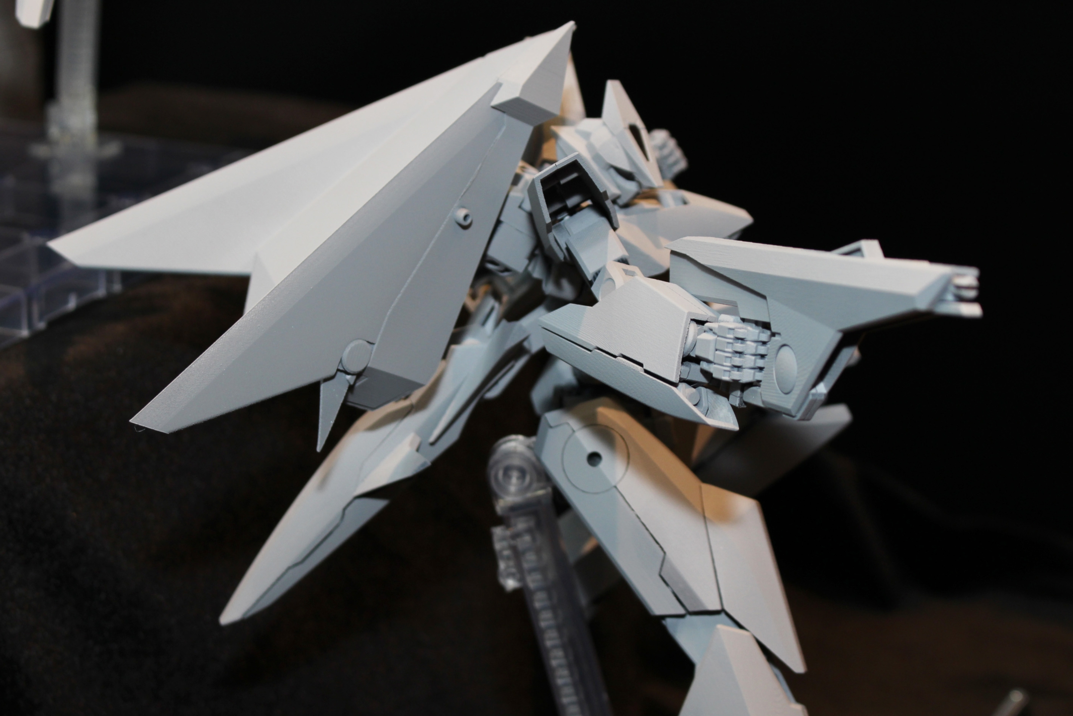 翼とともに機首部が背中に位置していることがわかる