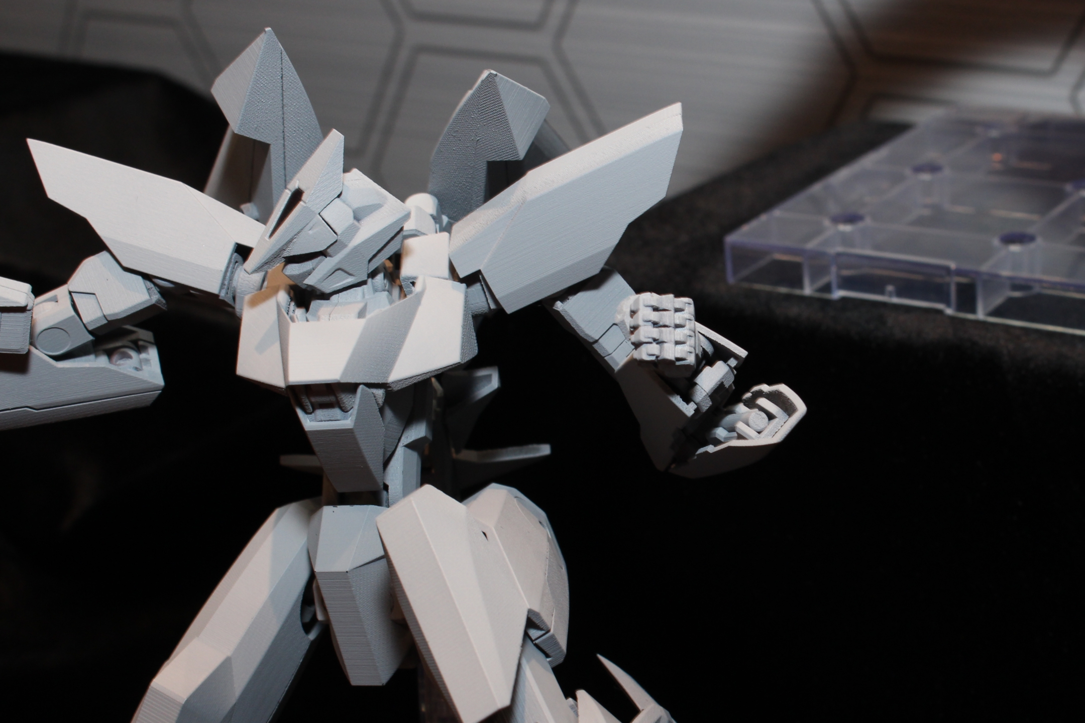 サーベルが格納される左腕は、カバーが開いた状態となっていた