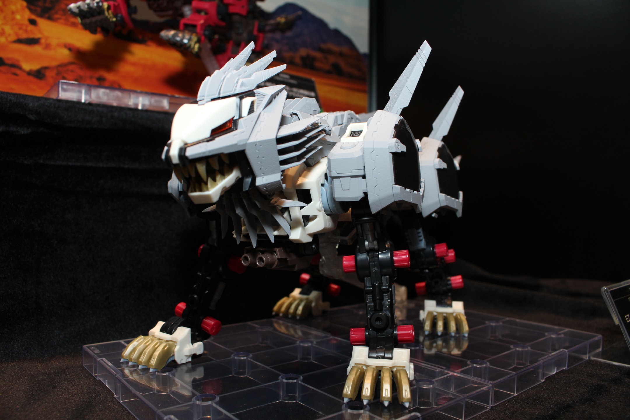 「EZ-054 ライガーゼロイクス」。試作のため白く見えるが、設定では紺色とゴールドが主体のゾイドである