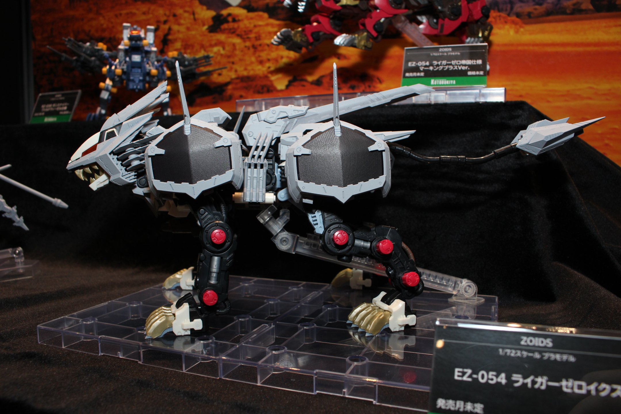 横からのショット。肩に装着されたアーマー内部にはチャフディスペンサーや放熱フィンがあり、展開ギミックに期待