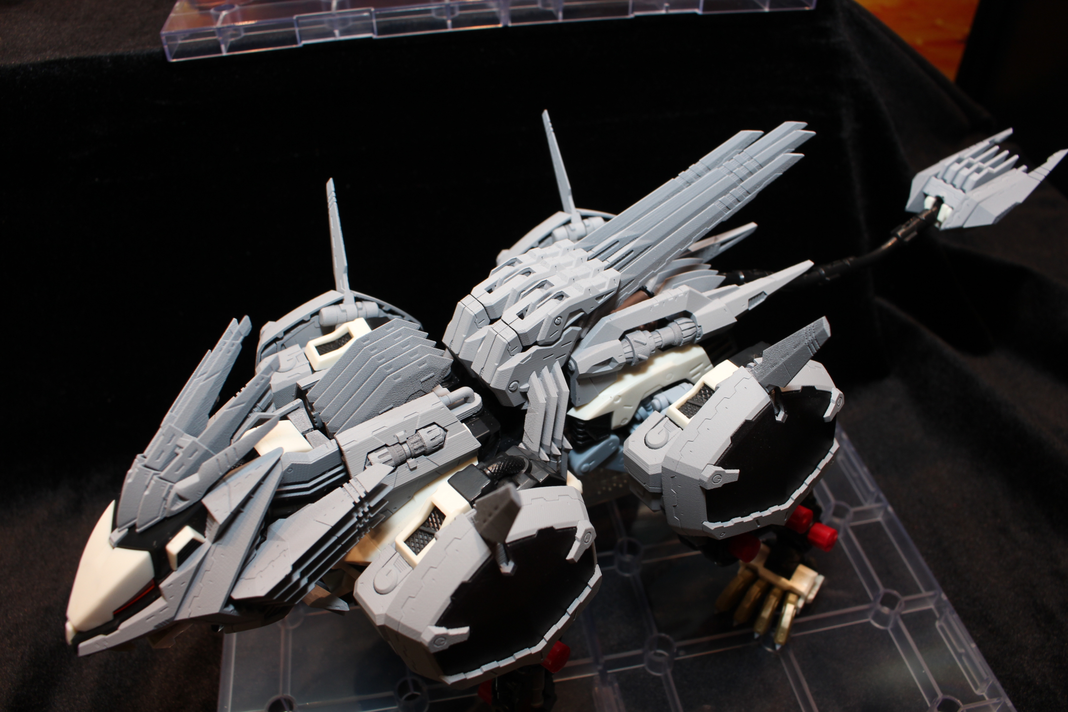 背中のエレクトロンドライバー/スタンブレード。キットでも可動することが決まっているそうだ