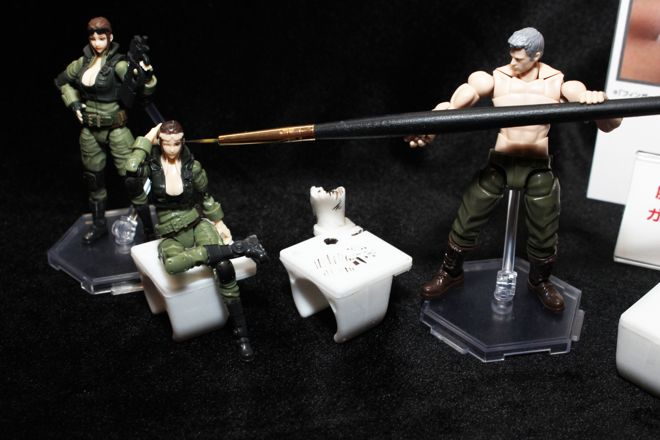 中央が使用中のイメージ。本体はシリコン製で、塗料が乾けばマスキングテープなどで簡単にはがせる