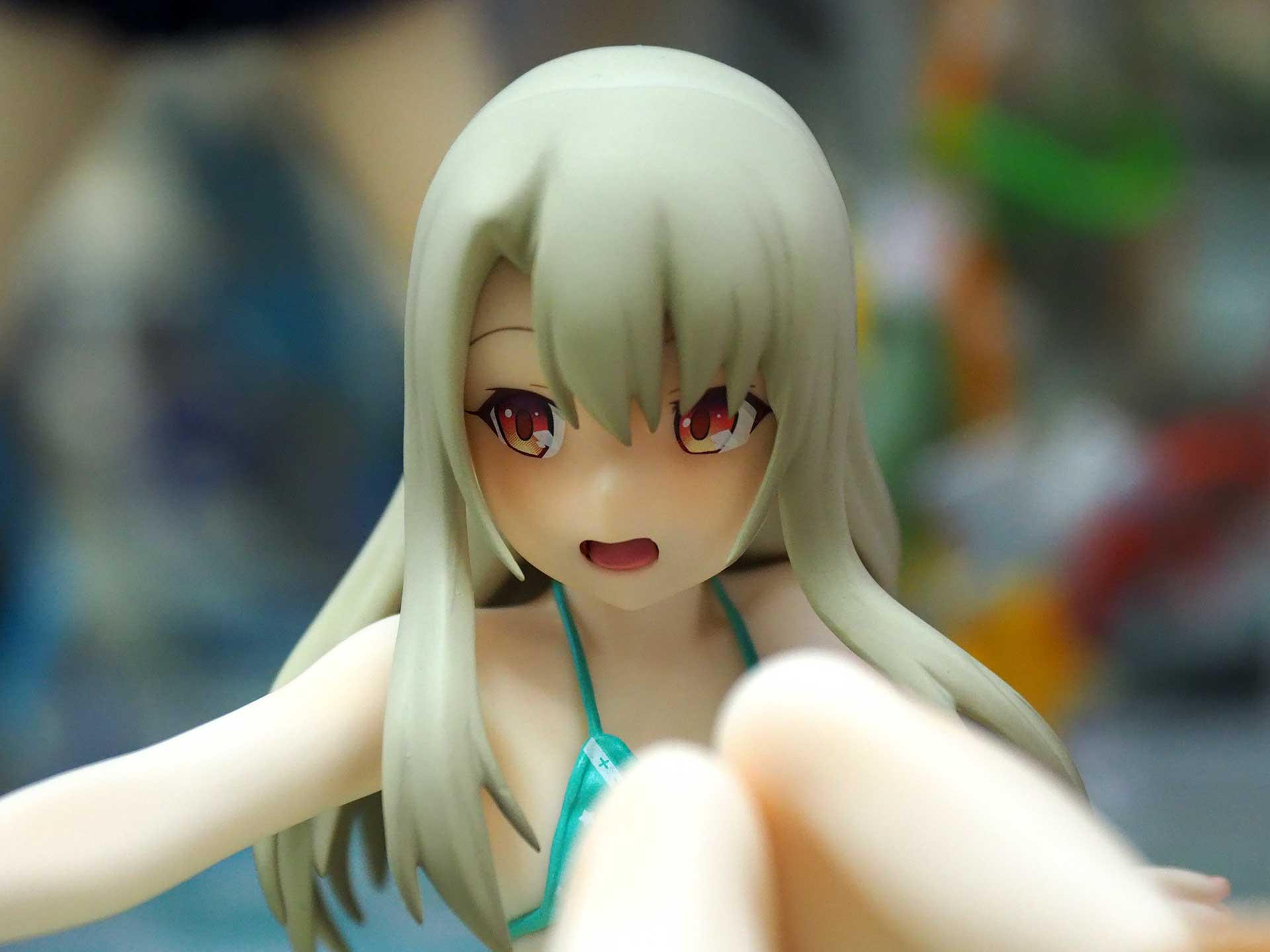 口を大きく開け、はにかんだように見える