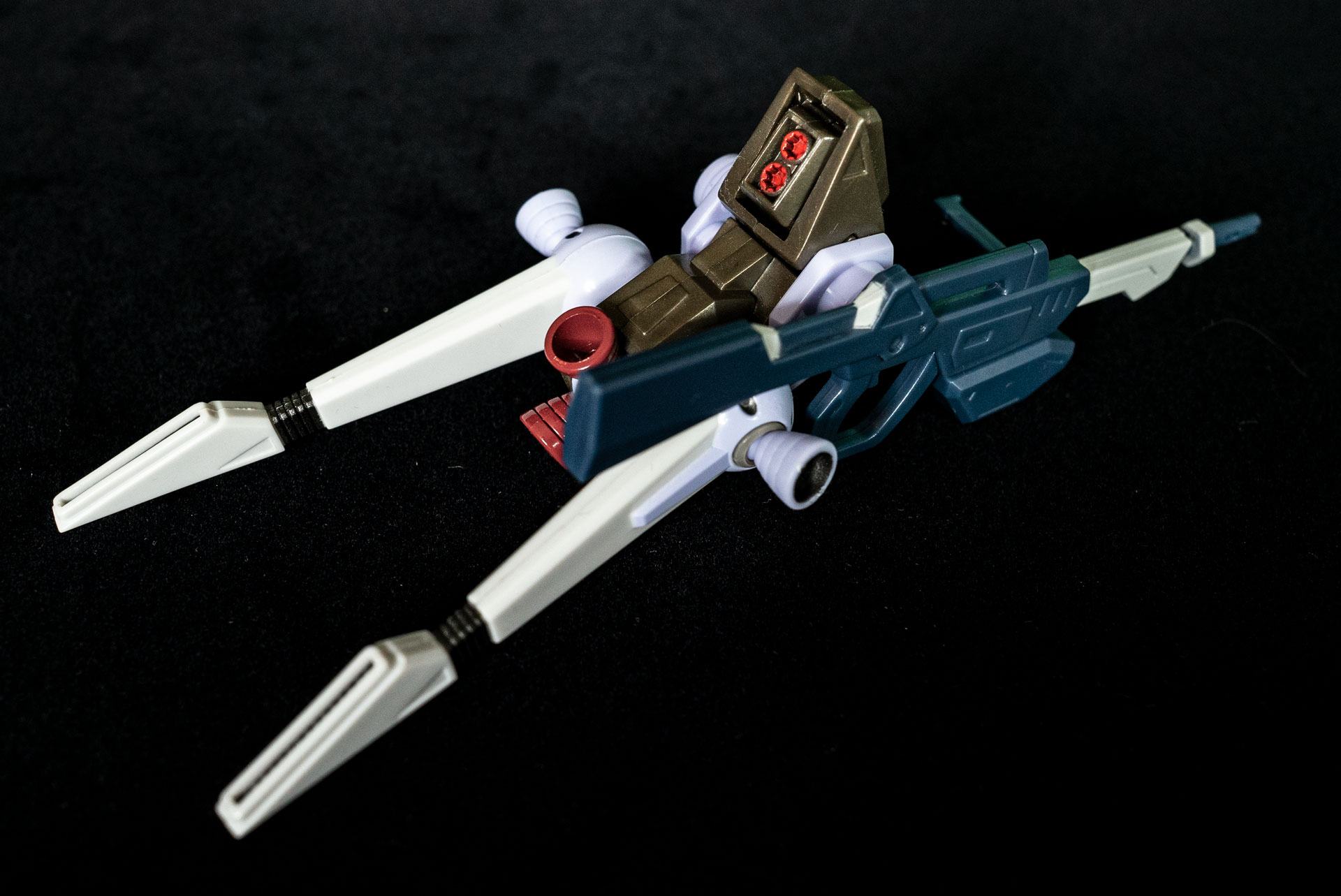 バックパックは、スラスター部分が可動したり、レーザード・ライフルを固定したりすることができる