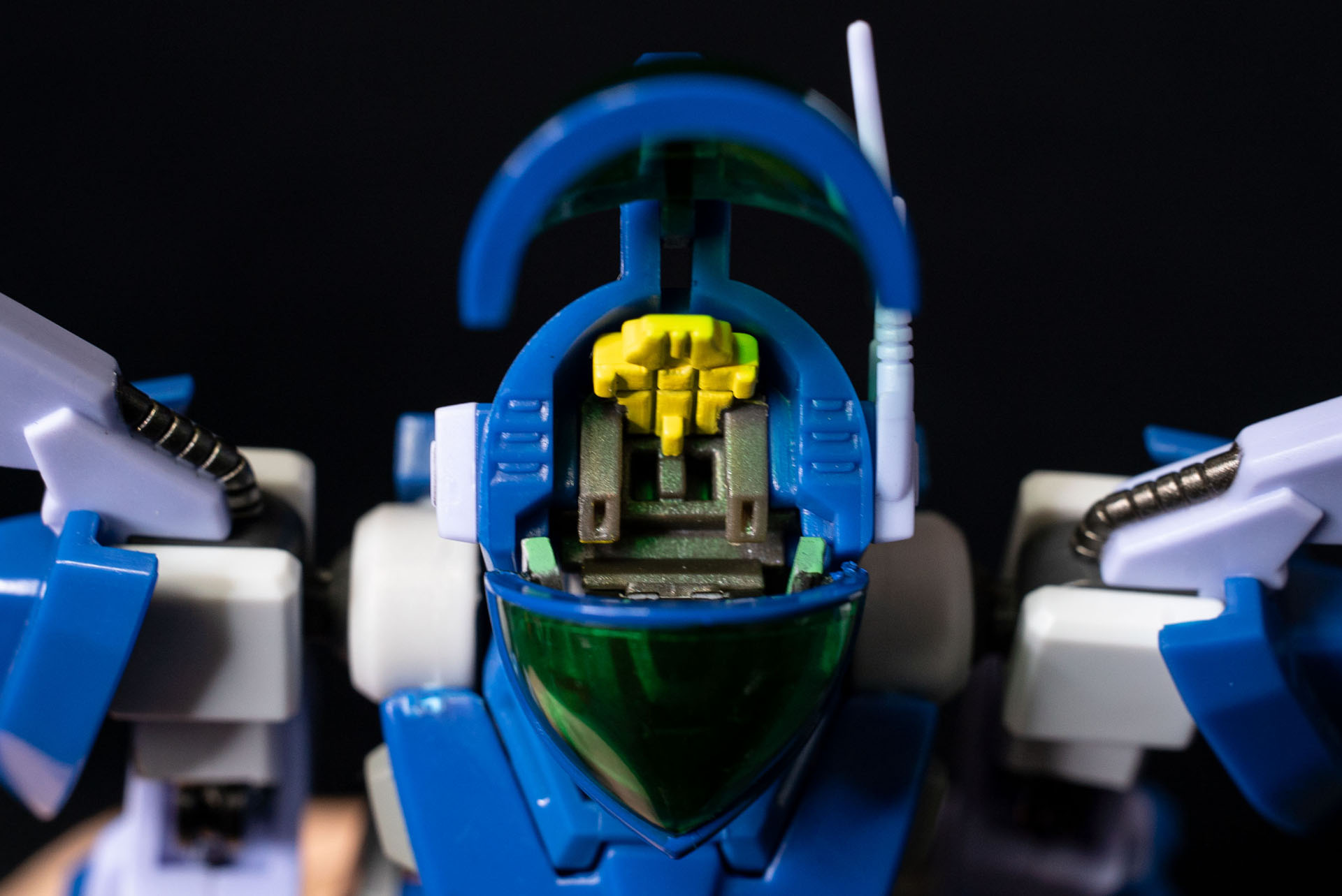 レイズナーの大きな特徴である透明なキャノピーに包まれた頭部