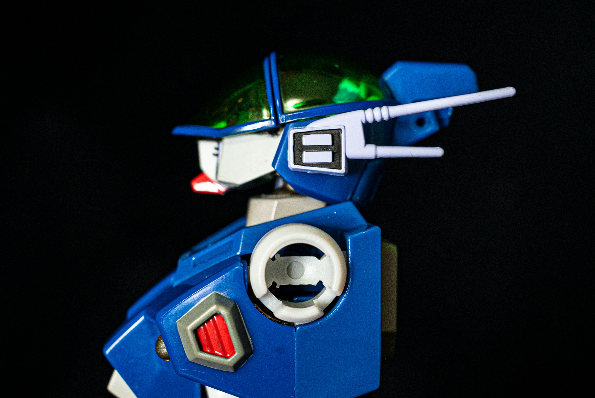 レイズナーの大きな特徴である透明なキャノピーに包まれた頭部