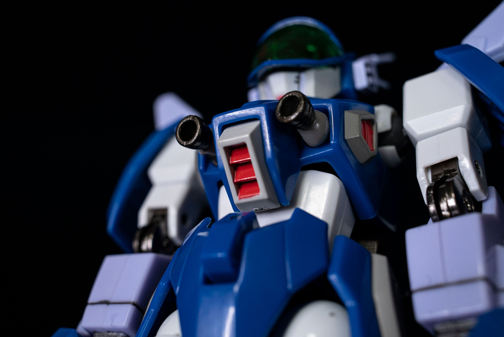 ボディに仕込まれた可動域がさまざまな劇中ポーズの再現に役立つ