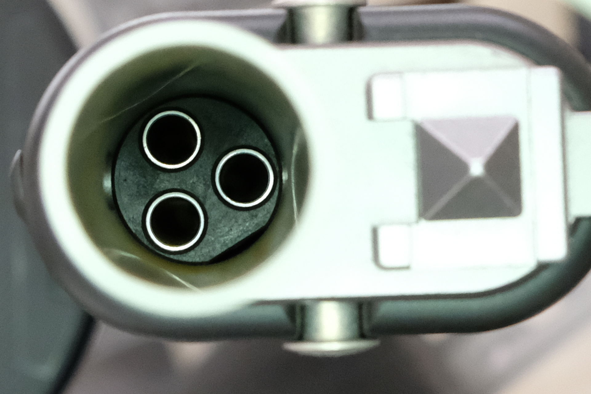 東京マルイのショットガンは3つの銃身からBB弾を同時発射することで散弾の飛び散る様子を表現。サバイバルゲームなどでライフルやマシンガンは“点”での攻撃を行なうが、ショットガンは3発同時発射によって“面”の攻撃が可能なのだ