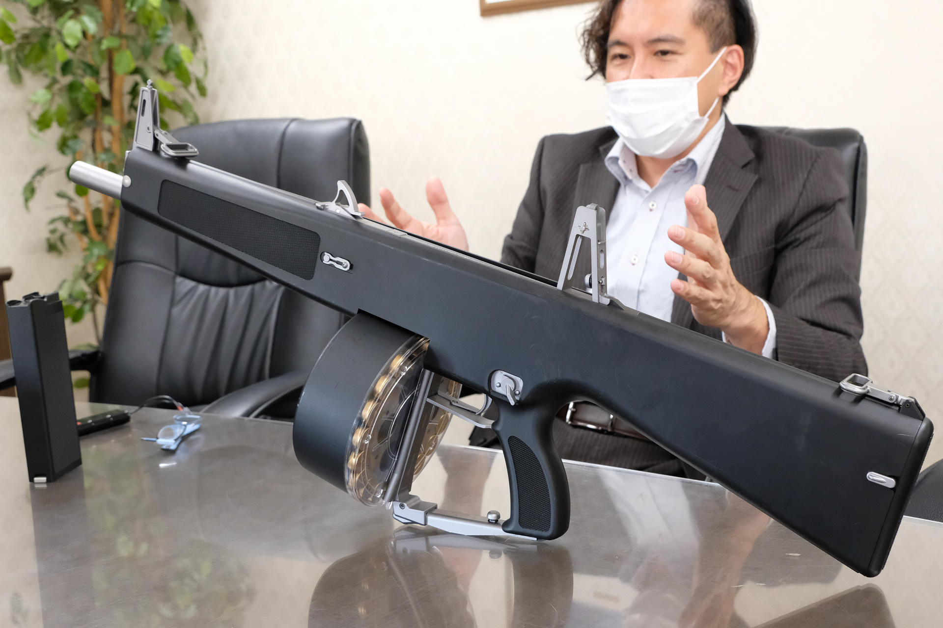 ドラムマガジンを装備した「電動ショットガン AA-12」。大迫力の外見である