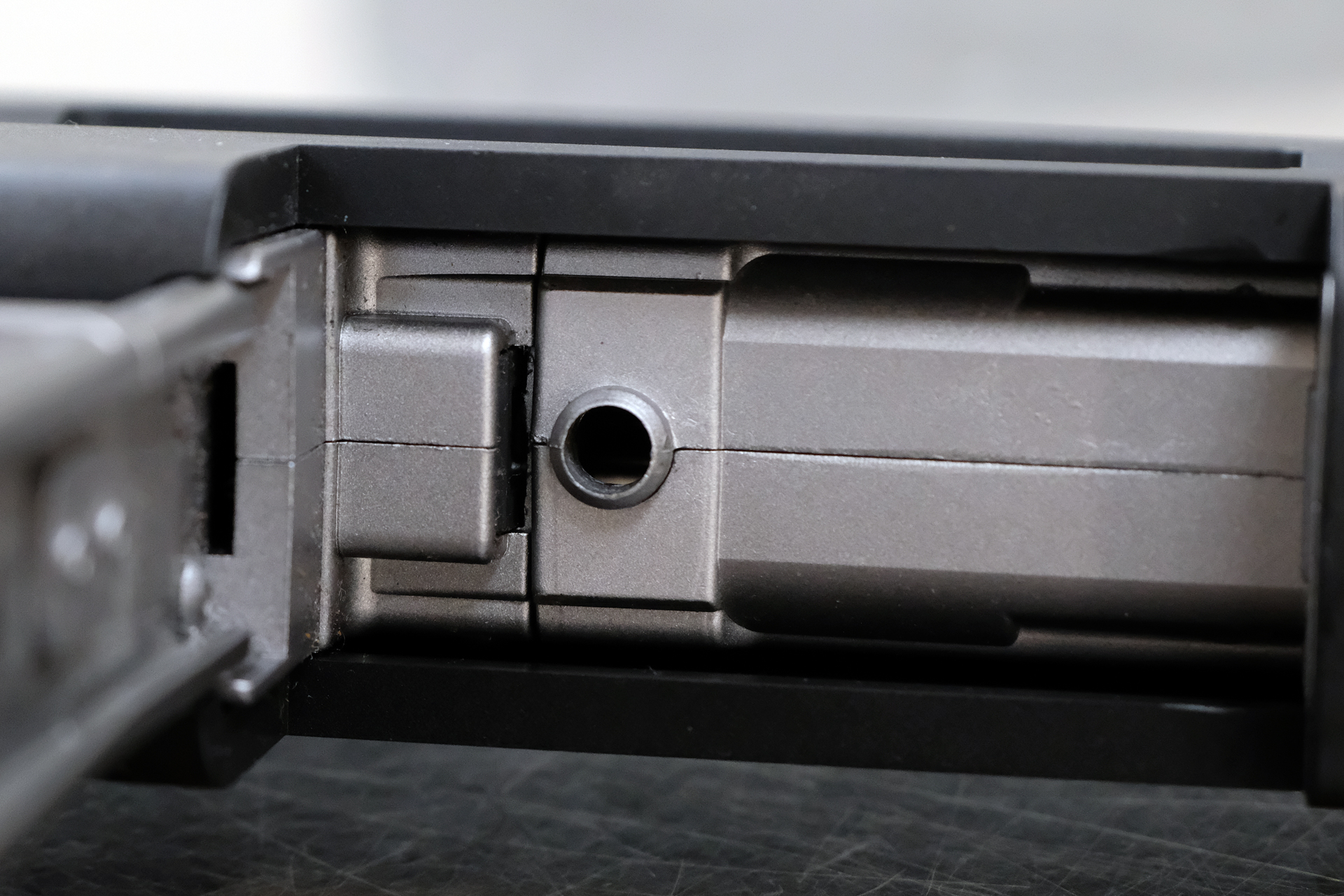 この給弾口から内部の3つの銃身に動じに弾が装填される